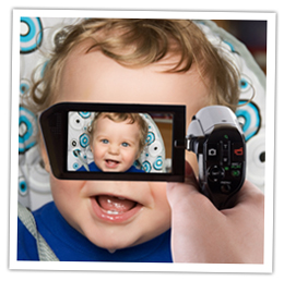 Baby filmes med videokamera - digitalisering av hjemmevideoer